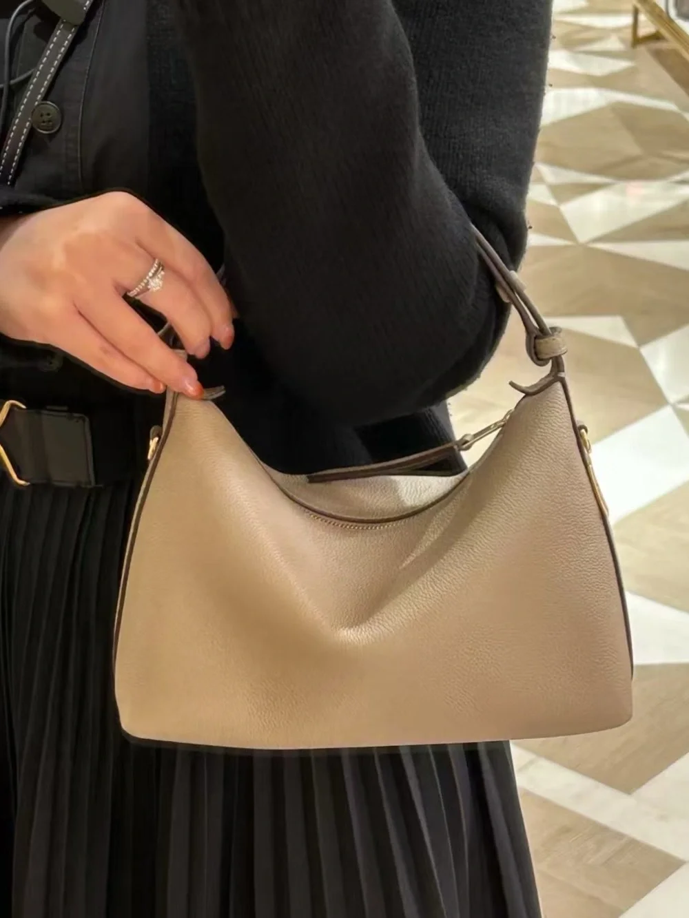 NWT TORY BURCH   MELLOW SHOULDER BAG SOFT CEMENT